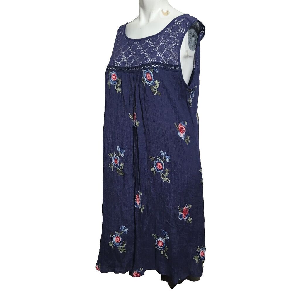 Fig & FLower Large Dress embroidered flower lace keyhole lining button